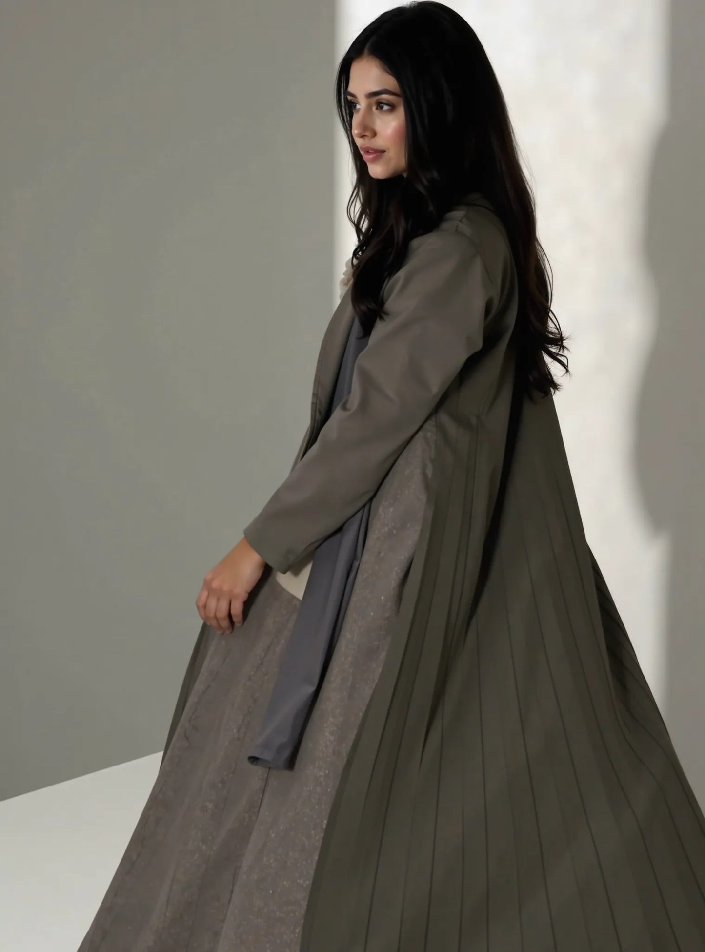 Elegant green pleat crepe abaya with scar