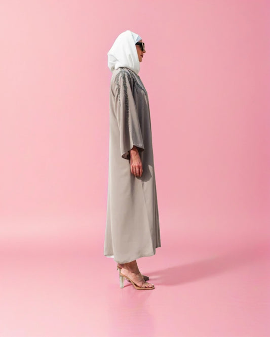 Nahil – Modern Minimalist Abaya for Everyday Elegance